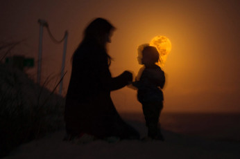 Moonrise with mom and baby (1)